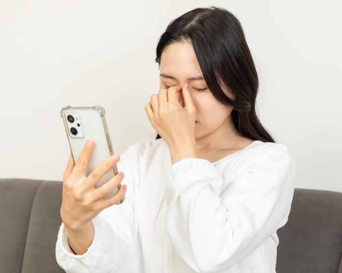 女性　スマホ　疲れる